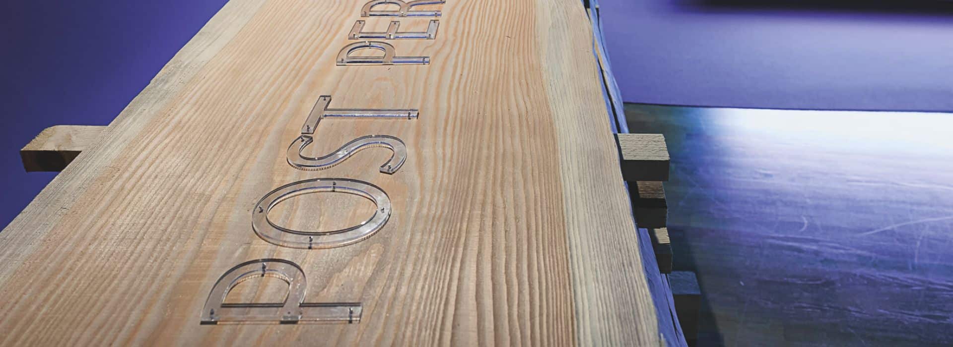 Prix culturel Manor Valais 2019, BadelSarbach, 1er volet du projet Little Sun Back Here. a post-periphery poem, installation, 90 planches en bois de mélèze, plexiglas et solarium, 2019-2020, Musée d'art du Valais, Sion © Musées cantonaux du Valais, Sion ; photo florence.zufferey