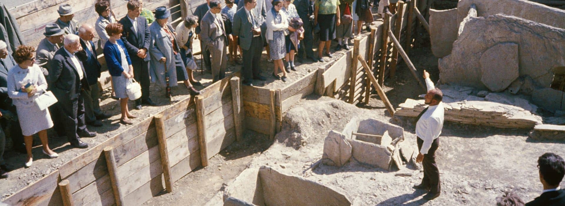 Présentation des fouilles du Petit-Chasseur aux membres de la Société suisse de préhistoire, en 1966 © Université de Genève. Laboratoire d’archéologie préhistorique et anthropologie.