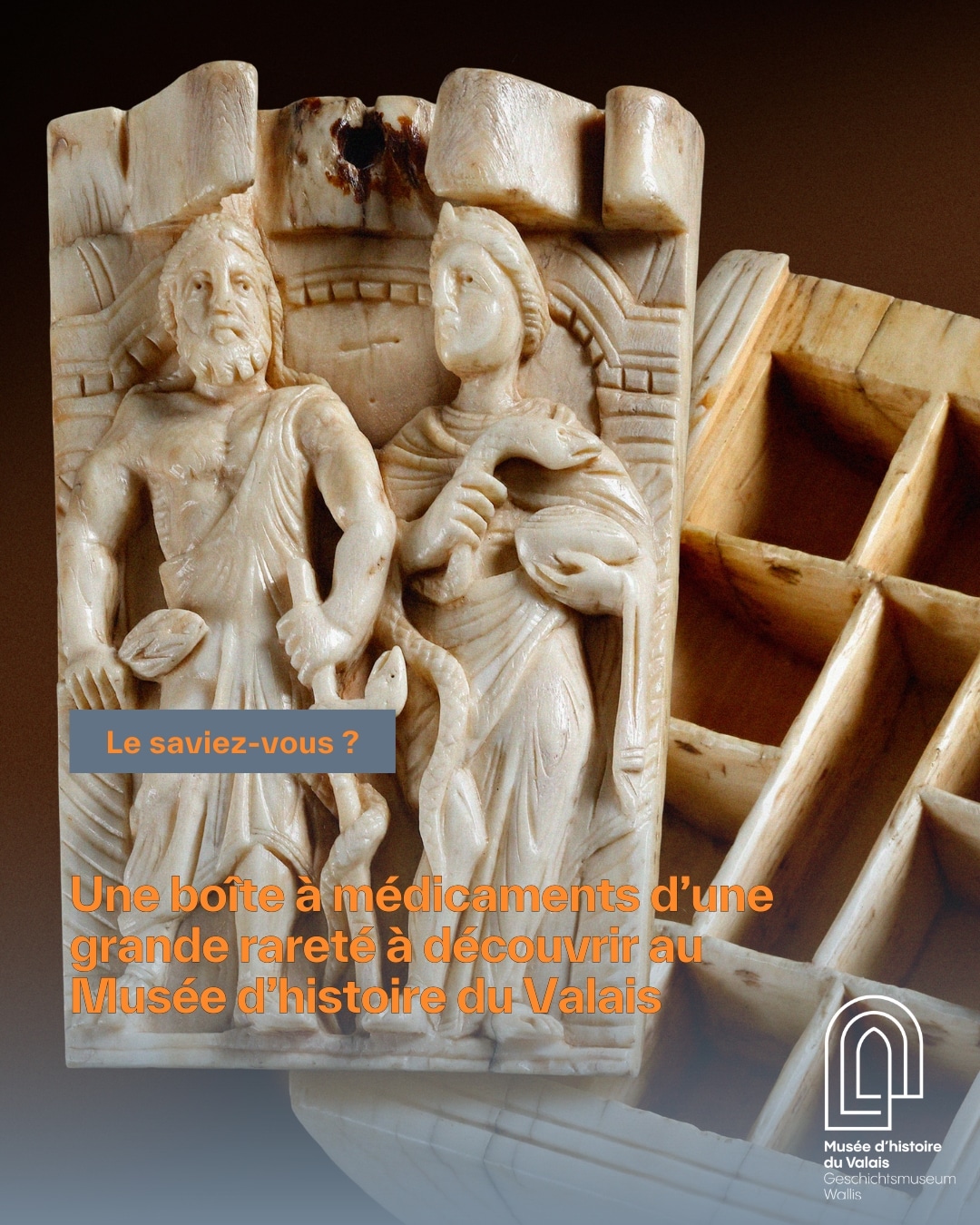 Le Musée d’histoire du Valais a récemment accueilli dans ses murs deux chercheurs en provenance des Etats-Unis : Elizabeth Dospel Williams, conservatrice au département mode, textiles et bijoux du Museum of Fine Arts de Boston (@mfaboston) et Ittai Weinryb, professeur associé d’histoire de l’art médiéval au Bard Graduate Center de New York (@bardgradcenter). 🔎 Ils ont pu étudier sous toutes ses coutures une boîte à médicaments en ivoire sculpté, datant de la fin 5ème siècle, à la recherche de traces matérielles de son utilisation. Ce magnifique objet, d’une grande rareté et ancienneté et attirant les spécialistes du monde entier, peut être admiré tous les jours dans une des vitrines du Musée d’histoire du Valais. 👀 ☀️Pendant l'été, le musée est ouvert tous les jours de 11h à 18h. #museesvalais #museum #wallisermuseen #museedhistoireduvalais #valais #valere 📷 Boîte à médicaments transformée en reliquaire. Atelier d'Italie du nord. Ivoire sculpté. H. 11.1 x L. 7.81 x P. 3 cm. Fin du 5e siècle © Musées cantonaux du Valais, Sion. Photo Jean-Yves Glassey