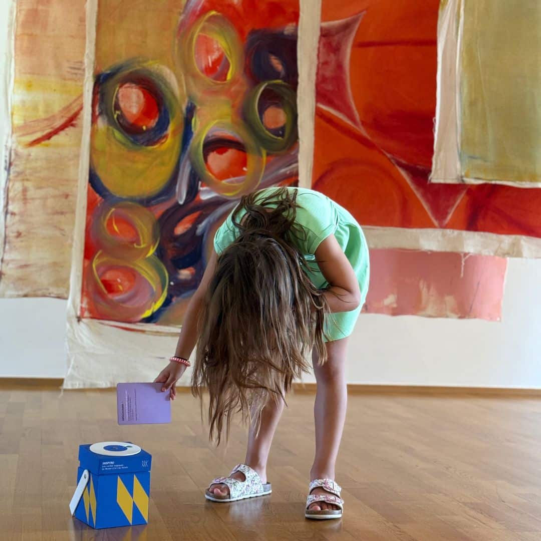Le Musée d'art du Valais vous invite à parcourir son exposition "Les grands espaces" grâce à des cartes magiques qui vous mettent même la tête à l'envers 🤩! Le coffret INSPIRO est truffé de propositions pour affiner votre observation, faire appel à votre imagination ou mettre votre corps en jeu. Alors emmenez vos parents au musée et vivez avec eux une visite pas comme les autres! ℹ️ Dès 6 ans, disponible à l'accueil du musée. Toutes les infos sur le Musée d'art du Valais 👉 https://musee-art-valais.ch/ #museesvalais #museedartduvalais 📷Vue de l’exposition "Vivian Suter. Moving Nature" Musée d’art du Valais, Sion, 2025-2026. Vivian Suter, Sans titre, sans date © Vivian Suter. Courtoisie de l'artiste et Karma International, Zurich.