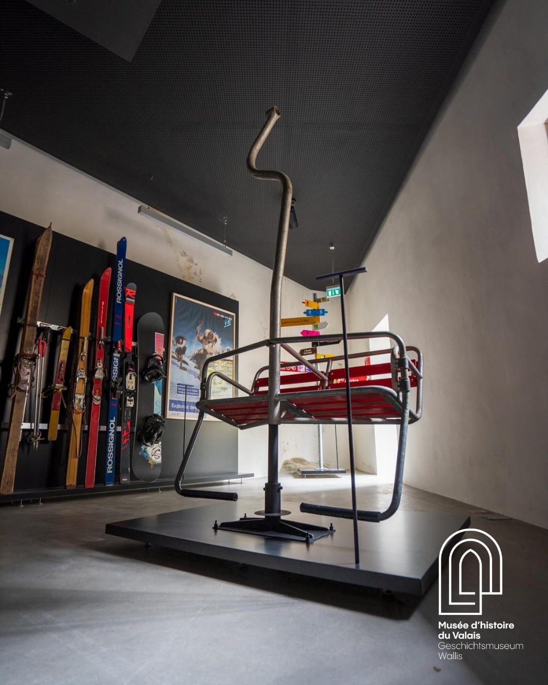 👉 Aujourd'hui : un télésiège de Saint-Luc à Tignousa Besoin d’air frais ? Quoi de mieux que de prendre un peu d’altitude, venez à Valère ! Non seulement la salle 24 du Musée d’histoire du Valais a une température tout à fait agréable, mais elle permet d’appréhender le tourisme en Valais sans transpirer. Faites un petit tour imaginaire en télésiège, de Saint-Luc à Tignousa, imaginez la vue, ressentez les vibrations dans le plastique rouge au passage des pylônes, écoutez le chant de ce transport câblé en activité de 1964 à 1994. Remercions le passionné Jean-Louis Hallenbarter grâce à qui vous pourrez vivre ce voyage. 👉 Infos : musee-histoire-valais.ch • [Das Objekt des Monats] 👉 Heute: eine Sesselbahn von Saint-Luc nach Tignousa Frische Luft gefällig? Da gibt es nichts Besseres als etwas Höhenluft! Und die finden Sie auf Valeria. Im Raum 24 des Geschichtsmuseums Wallis herrscht eine durchaus angenehme Temperatur und Sie können viel über den Walliser Tourismus erfahren – ganz ohne dabei ins Schwitzen zu geraten! Kommen Sie mit auf die imaginäre Fahrt mit der Sesselbahn von Saint-Luc nach Tignousa, geniessen Sie die tolle Aussicht, spüren Sie das Holpern, wenn die roten Plastiksessel über die Masten fahren, hören Sie das Rattern dieser Bergbahn, die von 1964 bis 1994 in Betrieb war. Zu verdanken haben wir dieses Reiseerlebnis dem bergbahnbegeisterten Jean-Louis Hallenbarter. 📷 Télésiège deux places en métal et plastique, en service de 1964 à 1994 entre Saint-Luc et Tignousa, Musée d’histoire du Valais (MV 13483). © Musées cantonaux du Valais, Sion. Photos Lucas Morel / Colin Sauthier #museesvalais #museedhistoireduvalais