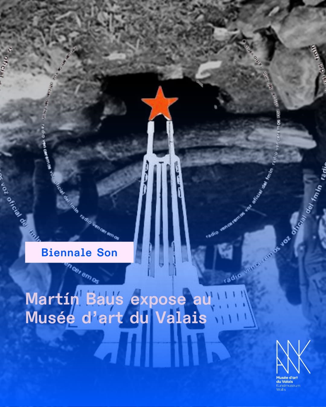 👉 La Biennale Son revient dès le 30 août 2025, le Musée d'art du Valais participe et présente "Radio Rebelde" [Radio rebelle] (2025) de Martín Baus. Martín Baus (*1992) est un artiste multimédia, cinéaste, musicien, chercheur et enseignant. Sa pratique artistique examine les relations entre l'histoire, le matérialisme et la perception. Il s'intéresse aux dimensions politiques de l'écoute, à la réappropriation des archives et aux procédures de traduction entre des matérialités telles que le film, le son et le texte. Diplômé de l’EDHEA – École de design et haute école d’art de Sierre (2024), il a reçu le Prix Brigitte Mavromichalis – Musée d’art du Valais 2024. "Radio Rebelde" [Radio rebelle] (2025) est un projet de recherche et une installation qui prend la forme d'une station de radio. Cette radio ne rend pas compte de l'actualité, n'est pas en phase avec les événements locaux et ne parle pas la langue d'où elle émet ses signaux. "Radio Rebelde" est une invitation à faire partie d'une communauté utopique de tuners, non seulement suspendue dans le spectre électromagnétique, mais aussi capable de rassembler dans le temps et l'espace. #museedartduvalais #museesvalais @biennaleson @edhea_ch @martinbaus 📷 Martín Baus, collage avec des matériaux d’archives de Radio Venceremos À l’arrière-plan : Radio Venceremos dans les montagnes de Morazán, République du Salvador (MUPI - Museo de la palabra y la imagen, San Salvador) © Martín Baus