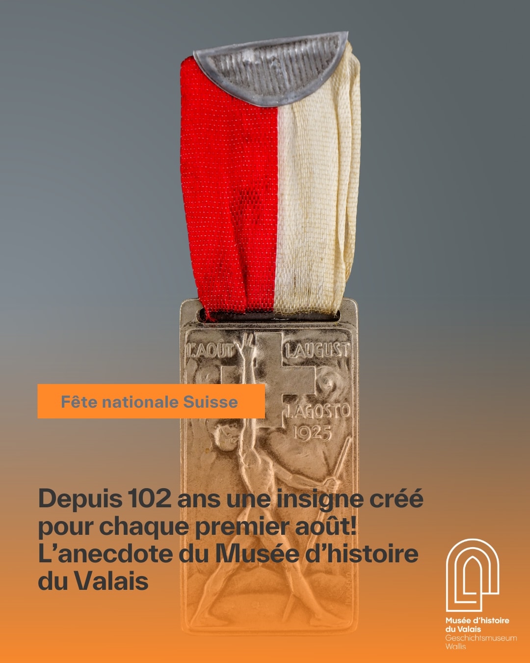 En ce 1er août, le Musée d'histoire du Valais, vous dévoile un objet de ses collections : Depuis 102 ans, la Fondation Pro Patria crée un insigne à l’occasion de la fête nationale. Le bénéfice des ventes permet de nos jours de promouvoir le patrimoine culturel en Suisse. Le défi de proposer un graphisme nouveau, clairement identifiable comme helvétique, est relevé. Cette créativité est aussi le miroir des événements sociopolitiques qui traversent le pays et des évolutions esthétiques. La collecte de 1925 est menée au profit des sourds-muets et des malentendants. Une médaille rectangulaire en bronze, réalisée par la maison Huguenin, est suspendue à un ruban rayé rouge et blanc. Un homme de profil, athlétique, occupe tout l’espace, de ses jambes fermement campées à son bras droit brandi vers le ciel, le pouce, l’index et le majeur dressés. Un paysage de montagne est évoqué. La croix suisse figure sur un fond de flammes, avec la mention du 1er août. En ce jour de fête nationale, les Musées cantonaux du Valais sont ouverts aux horaires habituels. • [Trittst im Morgenrot daher 🎼] Seit 102 Jahren kreiert die Stiftung Pro Patria das 1.-August-Abzeichen. Mit dem Erlös wird heute das Schweizer Kulturerbe unterstützt. Die Herausforderung besteht darin, ein neues, typisch schweizerisches Design zu finden. Diese Kreativität spiegelt auch sozialpolitische Ereignisse im Land und ästhetische Entwicklungen wider. Die Sammlung des Jahres 1925 wurde zugunsten Taubstummer und Schwerhöriger durchgeführt. Eine rechteckige Bronzemedaille, angefertigt von der Firma Huguenin, hängt an einem rot-weiss gestreiften Band. Ein Mann im Profil mit einem athletischen Körper steht prominent im Vordergrund; seine Beine fest im Boden verankert, sein rechter Arm in den Himmel gestreckt. Eine Berglandschaft ist angedeutet. Vor einem Flammenhintergrund ist das Schweizerkreuz abgebildet, daneben die Inschrift 1. August. Plus d'info 👉 musees-valais.ch 📷 Insigne pour la fête nationale du 1er août 1925 en bronze et tissu, Musée d’histoire du Valais. Musées cantonaux du Valais, Sion. Alexandre de Torrenté #museesvalais #museedhistoireduvalais